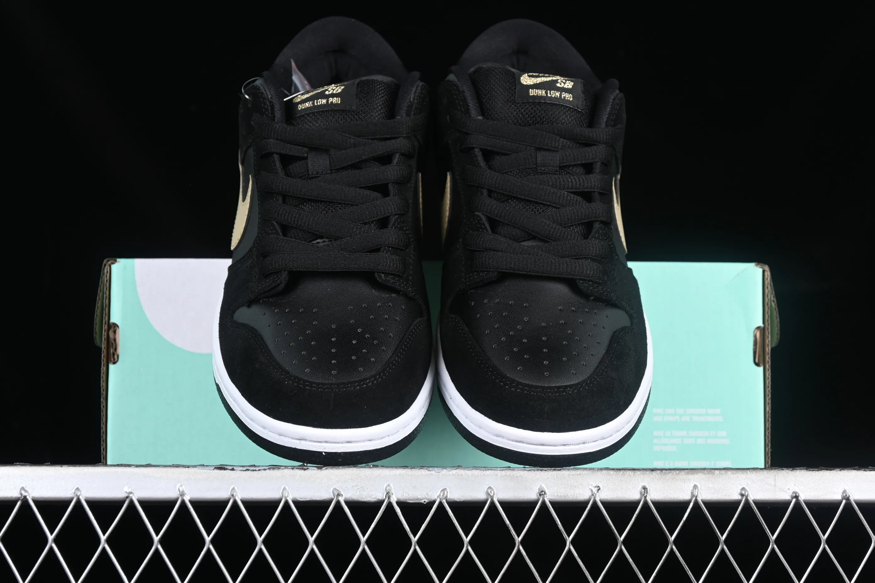 All categories Nk SB Dunk series Nk SB Dunk Low low-top sneakers K version Nk SB Dunk Low black and white gold dunk series low-top casual sports skateboard shoes BQ6817-002